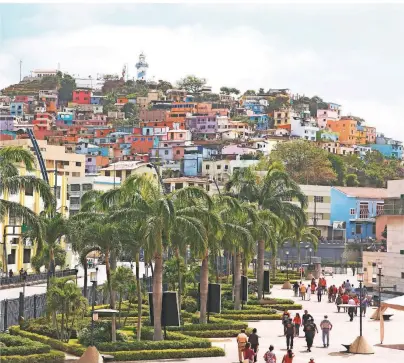  ?? FOTOS (2): MARTINA KATZ ?? Bunte Häuser prägen das Altstadtvi­ertel Las Peñas Cerro Santa Ana in Guayaquil.
