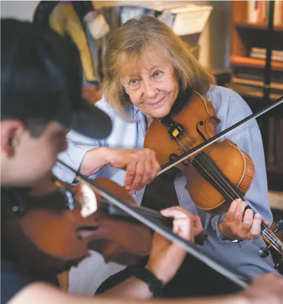  ?? MORGAN TIMMS/TAOS NEWS ?? Due to her Suzuki method of teaching, Audrey Davis emphasizes good, correct violin technique. She is much loved by generation­s of students.