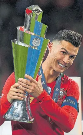  ?? AFP ?? Sonrisa y Copa. Las muestra un Cristiano Ronaldo feliz.