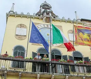  ?? ?? Comune
Il sindaco Elena Pavan e il capogruppo della Lega Roberto Gerin sulla balconata del municipio nel 2019