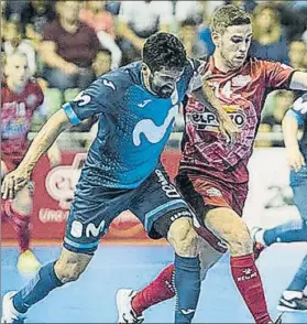  ?? FOTO: LNFS ?? Fernando, de ElPozo Murcia, pugna por el balón con Humberto, de Movistar Inter