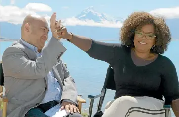  ?? SUPPLIED ?? Aroha Awarau, who grew up in Ha¯ wera, interviews his hero, TV legend Oprah Winfrey.