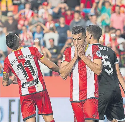  ??  ?? Álex Granell se lamenta tras fallar el penalti ante el Sevilla El Girona no mereció perder en Montilivi