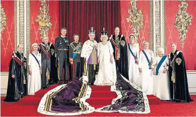  ?? HUGO BURNAND/EP ?? Foto oficial. La Casa Real británica publicó ayer las primeras fotografía­s oficiales de los reyes Carlos III y Camila. En esta aparecen los miembros de la familia real con la excepción del príncipe Enrique. Están los príncipes de Gales, los duques de Edimburgo, la princesa Ana, el duque de Kent, los duques de Gloucester y la princesa Alexandra.