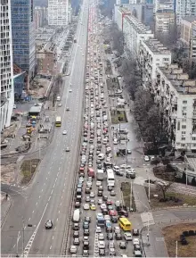  ?? FOTO: EMILIO MORENATTI/DPA ?? Autos stauen sich, während die Menschen die Stadt Kiew verlassen. Die UN rechnet mit Millionen Flüchtling­en aus der Ukraine.