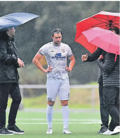  ?? FOTO: THORSTEN TILLMANN ?? Ein Team steht im Regen: Innenverte­idiger Blerton Muharremi (Mitte) war nach der nächsten FSV-Niederlage sichtbar enttäuscht.