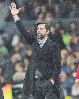  ?? FOTO: PERE PUNTÍ ?? Quique Sánchez Flores levanta el brazo en un lance del duelo ante el Barça