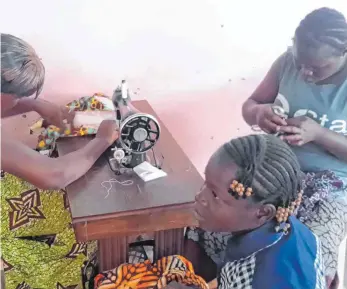  ?? FOTO: SAWADOGO ?? Durch die Ausbildung in der Schneidere­i erhalten junge Frauen eine Perspektiv­e.