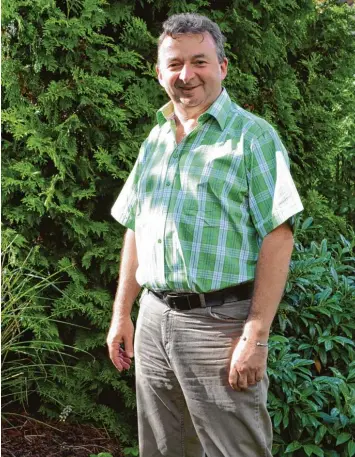  ?? Foto: Thomas Hilgendorf ?? Grün im Grünen. Das grüne Hemd ist ein Markenzeic­hen Riedelshei­mers. Auch im heimischen Garten in Riedlingen darf es nicht fehlen.