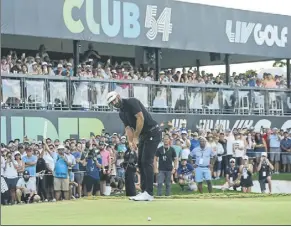  ?? Foto: ap ?? Dustin Johnson, ex nº1 mundial, en el hoyo 18 del trump National doral, en miami