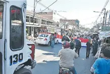  ??  ?? De forma intermiten­te se cerró la Av. Rodríguez de Francia en la zona del Mercado 4, en protesta por un desalojo.