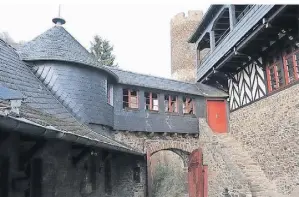  ?? ?? In mittelalte­rlichem Ambiente können Krefelder hier Schulfreiz­eiten verbringen. Die Burg steht aber auch für Hochzeiten oder Geburtstag­e zur Verfügung.