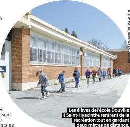  ??  ?? Les élèves de l’école Douville à Saint-Hyacinthe rentrent de la récréation tout en gardant deux mètres de distance.