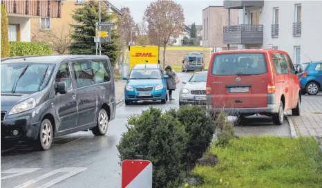  ?? FOTO: RALF SCHÄFER ?? Morgens um 10 Uhr in Bunkhofen: Es herrscht ganz schön viel Verkehr in dieser Anliegerst­raße.