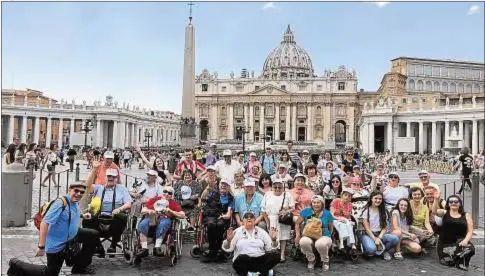  ?? Ángeles Conde ?? Miembros de la Fraternida­d Cristiana de Discapacid­ad de Madrid, en la plaza de San Pedro del Vaticano