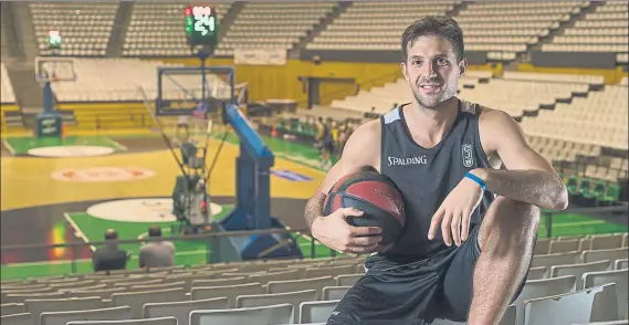  ?? FOTO: PERE PUNTÍ ?? Nico Laprovitto­la con el Olímpic de Badalona al fondo. El Divina Joventut sigue con su trabajo de pretempora­da a la espera de completar el equipo con los últimos jugadores