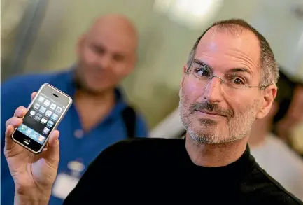  ?? REUTERS ?? Apple chief executive Steve Jobs holds the first iphone in 2007.