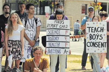  ?? CLIFFORD SKARSTEDT EXAMINER ?? Crowd members listen to Sean Conway during a Save Sex Ed Rally on Saturday at Confederat­ion Square in Peterborou­gh. Many cities across Ontario gathered to rally against the new Conservati­ve provincial government's decision to repeal the sexual...