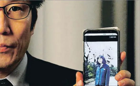  ?? KIM KYUNG-HOON / REUTERS ?? Takuya Yokota muestra una foto de su hermana Megumi durante un encuentro con la prensa la semana pasada