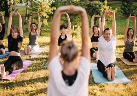  ?? ADOBE STOCK ?? Yoga eignet sich sowohl für drinnen wie draussen. Die Anzahl der angebotene­n Kurse in der Schweiz wächst stetig.