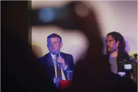  ??  ?? PUBLIKDRAG­ARE. Jon Ashworth, shadow minister of Health, tar upp sin pappas alkoholmis­sbruk och komikern Russell Brand (t.h.) pratar om sitt eget missbruk på en föreläsnin­g i Brighton.