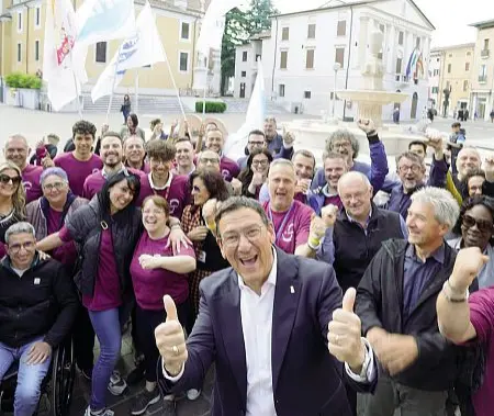  ?? (foto Sartori) ?? La festa
Esulta Roberto Brizzi: il sindaco uscente di Bussolengo, è stato riconferma­to con oltre il 60per cento delle preferenze, «Ho puntato sulle liste civiche, senza simboli di partito proprio per mantenere l’identità del nostro gruppo - spiega Brizzi - Ci aspettano anni di serio lavoro ma siamo motivati»