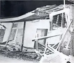  ??  ?? Imagenes frecuentas en abril de 1991 Si no era por el terremoto, era por las replicas: cientos de hogares en el centro de Limón se destruyero­n tras el terremoto