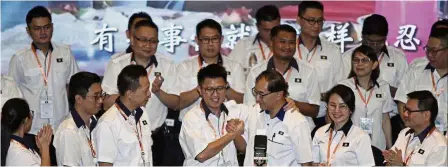  ??  ?? All the best: Dr Mah (front row, third from right), flanked by immediate past MCA Youth chairman Datuk Chong Sin Woon and MCA Youth chairman Wong.