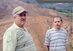  ??  ?? Saulo Gómez y Orlando Ramírez dan la espalda a la montaña que tiene sus casa en la incertidum­bre .