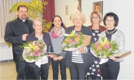  ?? FOTO: WOLFGANG LUTZ ?? Pfarrer Jürgen Brummwinke­l (von links) freut sich mit Hermine Gaißmaier, Chorleiter­in Gudrun Heinzelman­n, Maria Schilles, Vorsitzend­e Antonie Niederer und Elisabeth Reiner über die Ehrungen beim Kirchencho­r Herberting­en.