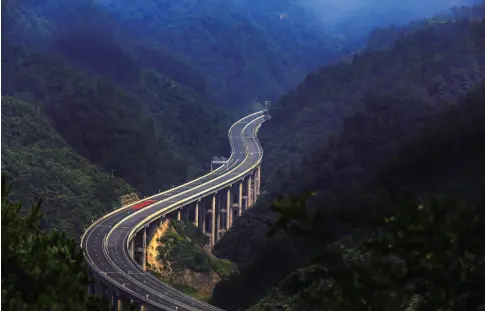  ??  ?? 贵州思（南）剑（河）高速公路镇远段