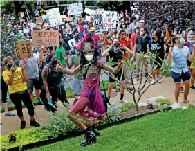  ??  ?? Demands: BLM protesters on the mayor’s lawn in St Louis