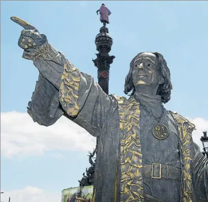  ?? ROSER VILALLONGA ?? Arriba. Una imagen de la estatua de Colón y una figura humana que lo imita en la Rambla. Abajo. Conferenci­a del Institut Nova Història el jueves 12 en Barcelona