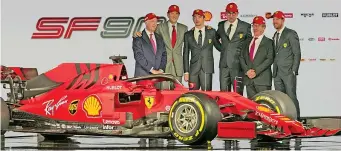  ??  ?? Cappellini­Il presidente John Elkann (il 2° da sinistra) ha distribuit­o un cappellino a Piero Ferrari, Leclerc, Binotto, Camilleri e Vettel