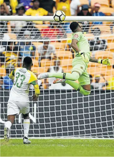  ?? Picture: Lefty Shivambu/Gallo Images ?? Lebohang Maboe of Mamelodi Sundowns scores a goal in the last minutes while goalkeeper Virgil Vries of Kaizer Chiefs looks on during their game at FNB Stadium yesterday.