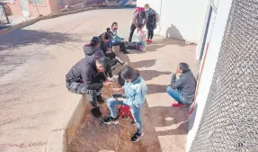  ?? ?? l Por fuera del albergue San Juan Bosco, un grupo de migrantes salió ayer a tomar un poco de Sol.