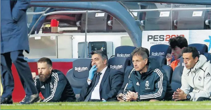  ??  ?? DESOLACIÓN. Esta fue la imagen del banquillo del Madrid en el tramo final del partido. Lopetegui plegó armas y se sentó tras el 3-1 de Luis Suárez.