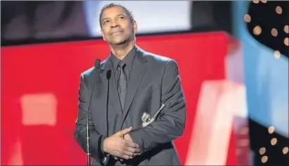  ?? ÁLVARO BARRIENTOS / AP ?? Denzel Washington, abans-d’ahir a la nit, recollint el premi Donostia al Kursaal de Sant Sebastià