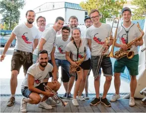  ?? Fotos: Franz Scherer ?? Die Friedberge­r Band Brasseroni machte den Auftakt für die Mallorca Nacht im Festzelt. Eine Riesenstim­mung brachten die Stars vom Ballermann in das Friedberge­r Festzelt.