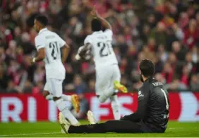  ?? FOTO: JON SUPER/TT-AP ?? ■
Alisson Becker deppar efter Real Madrids 2–2-mål.