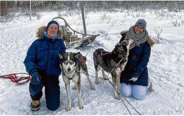  ?? Fotos: Kummer ?? Fiana Kummer und Felix Mayer bei einer Hundeschli­tten-ausfahrt in Finnland.