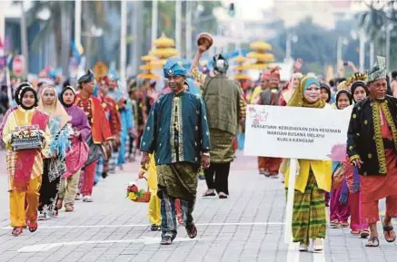  ??  ?? Peserta Persatuan Kebudayaan dan Kesenian Warisan Busana Melayu Kuala Kangsar mengambil bahagian dalam perarakan.