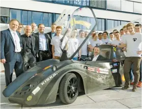 ?? BILD: SN/PRIVAT ?? Das HTL Salzburg-Racing Team und sein Rennauto „Scorpion“, das in London antreten wird.
