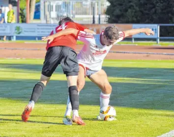  ?? Fotos: Peter Kleist ?? Garchings Robert Rohrhirsch unterzieht hier die Hose von Kevin Stoiber einem Reißtest. Die Meringer waren nicht nur „textil“stärker, sondern gewannen im Pokal gegen den Regionalli­gisten mit 4:3.