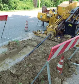  ??  ?? Posa Lavori per il posizionam­ento di un tubo contenente i cavi della fibra ottica