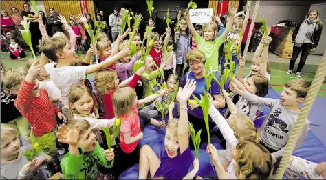  ?? BILDER: MARTIN REMMERS ?? Da war Marianne Grundmann total gerührt: Die Geräteturn­kinder überrascht­en sie mit Tulpen