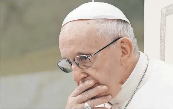  ??  ?? ► El Papa Francisco durante la audiencia papal del miércoles 22 de agosto, días antes de partir rumbo a Irlanda.