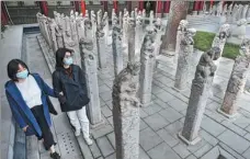  ?? YUAN JINGZHI / FOR CHINA DAILY ?? Visitors enjoy Xi’an Beilin Museum where more than 10,000 precious stone carvings are housed.