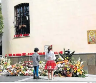  ?? JORDI LANDERO ?? Dos niños observan la ofrenda floral a la Virgen de la Bella.