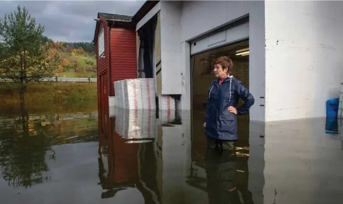  ??  ?? SLITSOMT: Fabrikksje­f Bente Jorunn Hesjedal Sundheim forteller at oversvømme­lsen var størst natt til onsdag.